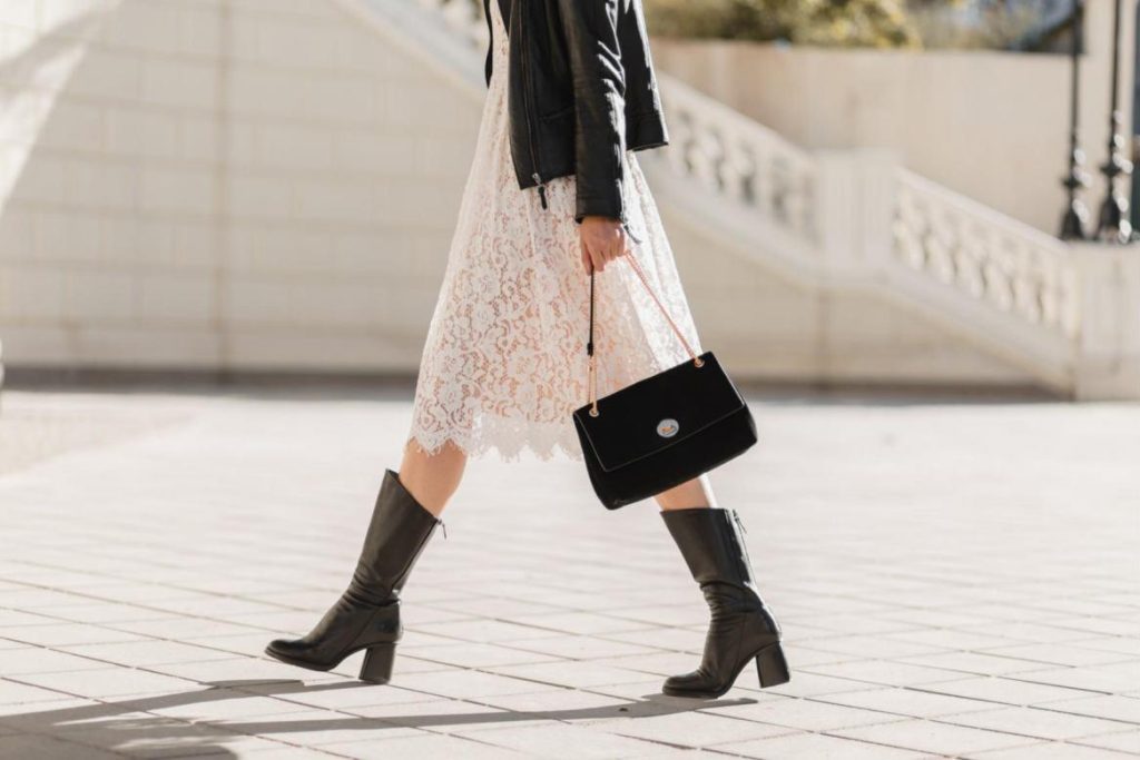 场景图-woman-walking-street-fashionable-outfit-1