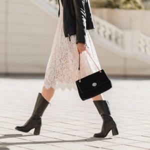 场景图-woman-walking-street-fashionable-outfit-1