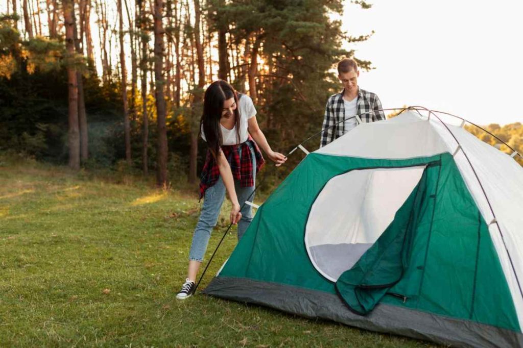 场景图-young-couple-fixing-tent-nature-1