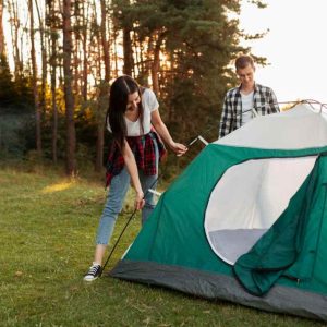 场景图-young-couple-fixing-tent-nature-1