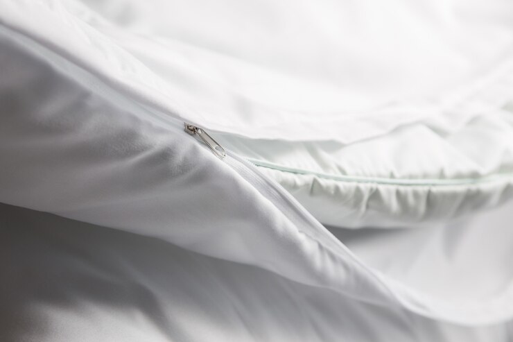 场景图-White cotton fabric with a processed cut covering seam-3