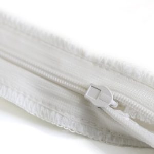 场景图-clothing with a seam treatment with a hidden milk-colored zipper-2