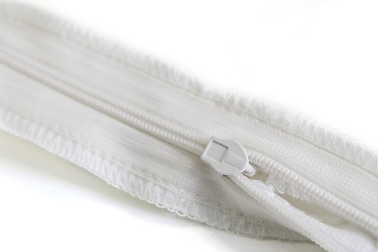 场景图-clothing with a seam treatment with a hidden milk-colored zipper-2