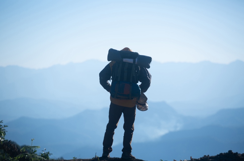 场景图-man-traveler-with-backpack-1