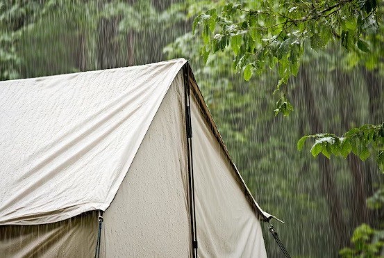 场景图-tent in heavy rain-1