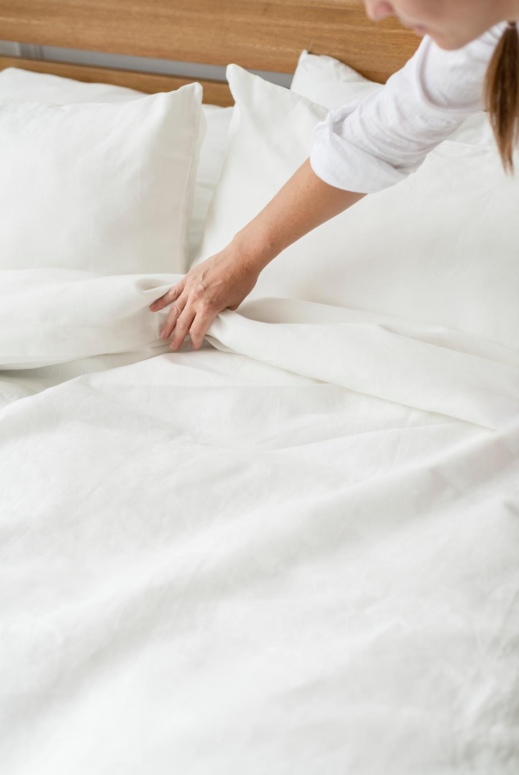 场景图-woman-making-bed-morning-1