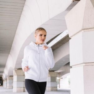 场景图-woman-running-near-pillars-1