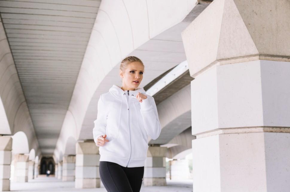 场景图-woman-running-near-pillars-1