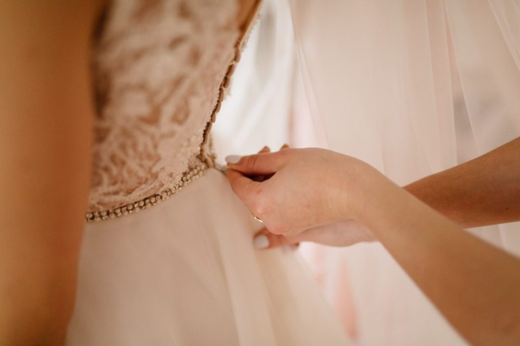 Invisible Zipper vs. Buttons